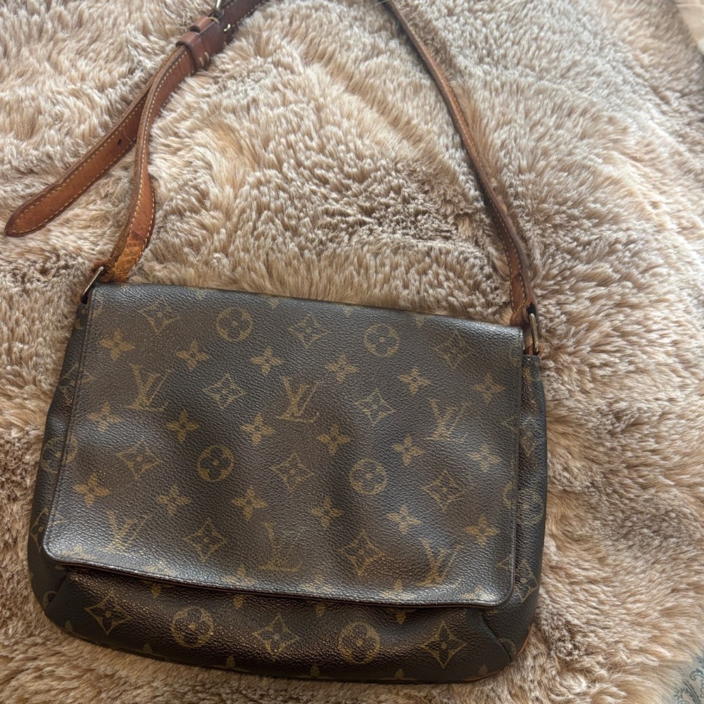 Louis Vuitton Classic Monogram Shoulder bag